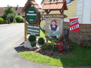 Hoftafel, Farmer-Rabensteiner, Genuss- und Erlebnishof, Bauernhof, Ölkürbis, EssigHoftafel, Farmer-Rabensteiner, Genuss- und Erlebnishof, Bauernhof, Ölkürbis, Essig