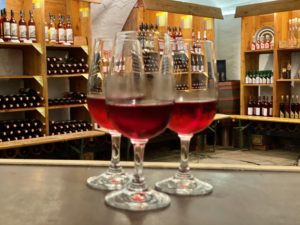 Schilcherkeller, Schilcher, Wein, Rosewein, Weinkeller, Weinglas, Keller, Verkostung, Blaue Wildbacher RebeSchilcherkeller, Schilcher, Wein, Rosewein, Weinkeller, Weinglas, Keller, Verkostung, Blaue Wildbacher Rebe